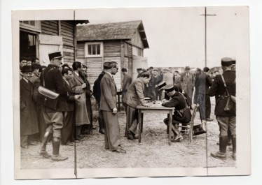 photo n°09_Pithiviers, l'enregistrement des internés par les gendarmes